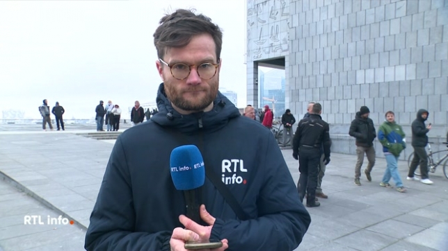 Les pompiers de Bruxelles ont mis leurs interventions en pause ce matin pour protester contre la pénurie de personnel. Cet arrêt de travail fait suite à un préavis de grève déposé par le front commun syndical.