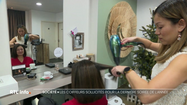 Un passage obligé avant de célébrer la nouvelle année : un détour chez le coiffeur pour une dernière retouche ou un brushing final.