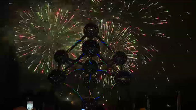Ils étaient plus de 90.000 à converger vers le plateau du Heysel pour fêter le passage à la nouvelle année. Selon les chiffres communiqués, environ 60.000 personnes se sont rassemblées au pied de l'Atomium pour assister au feu d'artifice du Nouvel An