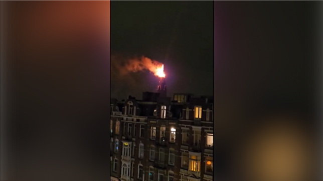 Un incendie spectaculaire a ravagé une église du XIXe siècle dans le centre d’Amsterdam dans la nuit de mercredi à jeudi. La tour et le toit du bâtiment se sont effondrés après le déclenchement du feu, peu après minuit, entraînant l’évacuation des riverains et la fermeture de plusieurs rues.