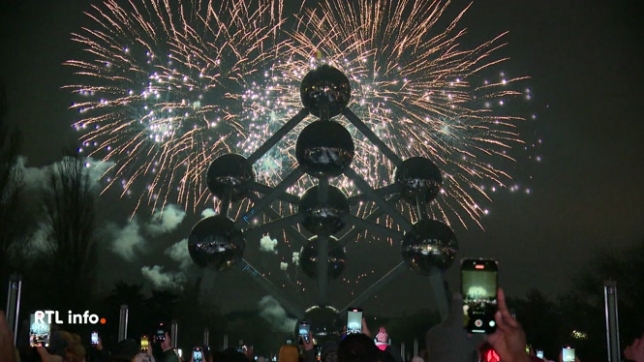 60.000 personnes se sont rassemblées au pied de l'Atomium à Bruxelles pour célébrer le passage à l'an neuf. Le spectacle était grandiose, entre feu d'artifice et projections laser sur le célèbre monument.