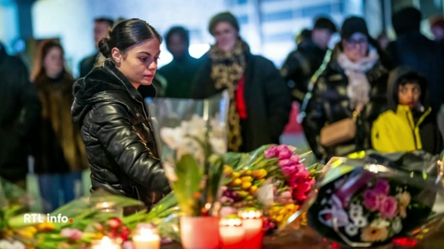 Des centaines de personnes continuent de se rassembler devant l'établissement ravagé par le feu à Crans-Montana. Des proches, des survivants, mais aussi des inconnus, viennent déposer des fleurs, et allumer des bougies dans un silence total. Une messe en hommage aux victimes a célébrée hier soir.