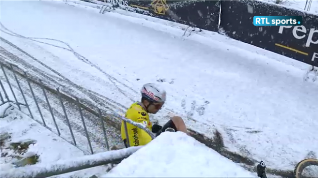 C'est terrible : Wout van Aert chute et abandonne au Cyclocross de Mol