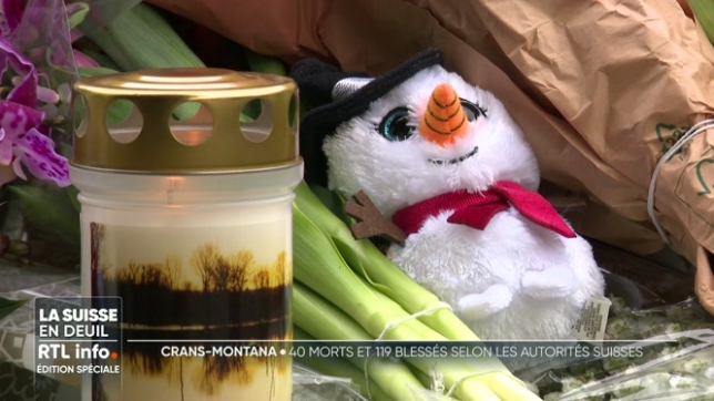Toute la journée, à Crans-Montana, l'heure était au recueillement et aux hommages aux victimes. De la tristesse, beaucoup de questions, et aussi cette attente interminable pour tous ceux qui sont encore sans nouvelles de leurs proches. Le dernier bilan de l'incendie est de 40 morts et 119 blessés.