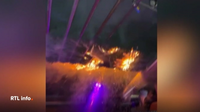 L'enquête se poursuit à Crans-Montana pour comprendre comment le drame est survenu. Sur des vidéos, on voit un plafond couvert d'un isolant acoustique en feu. Ce matériau en mousse très inflammable est au coeur des investigations. Des images inédites montrent la rénovation de ce plafond en 2015.