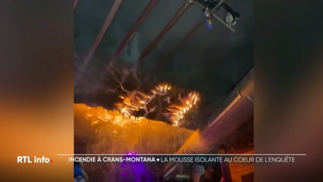 L'enquête se poursuit à Crans-Montana pour comprendre comment le drame est survenu. Sur des vidéos, on voit un plafond couvert d'un isolant acoustique en feu. Ce matériau en mousse très inflammable est au coeur des investigations. Des images inédites montrent la rénovation de ce plafond en 2015.