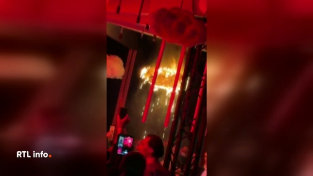 Un incident similaire au drame de Crans-Montana s'est produit la nuit de la St-Sylvestre à Bruxelles. Dans la boite de nuit Les jeux d'hiver, un nuage décoratif accroché au plafond a pris feu à cause d'engins pyrotechniques. Les flammes ont rapidement été éteintes et n'ont fait aucun blessé.