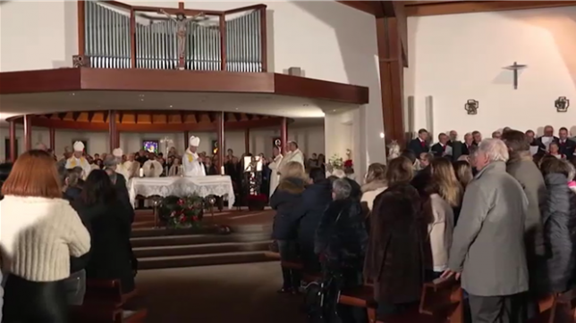Plusieurs centaines de personnes assistent à une messe organisée à Crans-Montana et dirigée par Monseigneur Jean-Marie Lovey, évêque du diocèse de Sion, en hommage aux victimes de l'incendie meurtrier dans un bar de la station de ski, qui a fait 40 morts et 119 blessés.