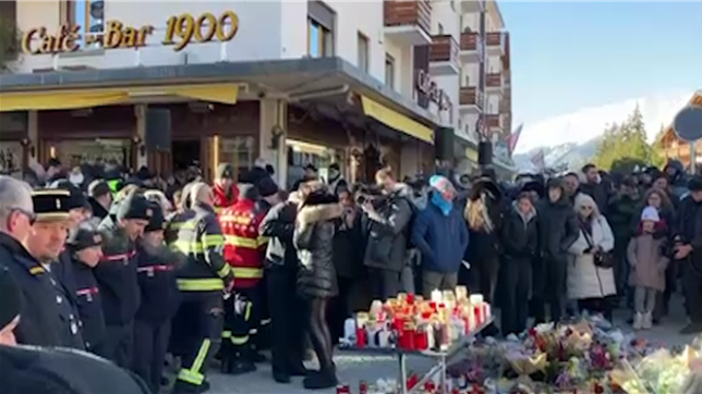 Ce dimanche, une messe suivie d’une marche silencieuse est organisée dans les rues de Crans-Montana, en hommage à toutes les victimes du terrible incendie de la nuit du Nouvel An. Dès 10 heures, la foule affluait.
