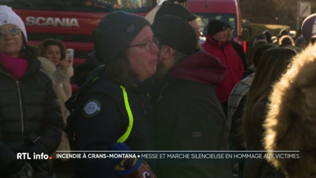 Crans-Montana s'est recueillie dans un profond silence pour honorer ses victimes : une messe suivie d'une marche a conduit la population jusqu'aux abords du lieu du drame, où la douleur s'est exprimée sans un mot, avec une dignité bouleversante.
