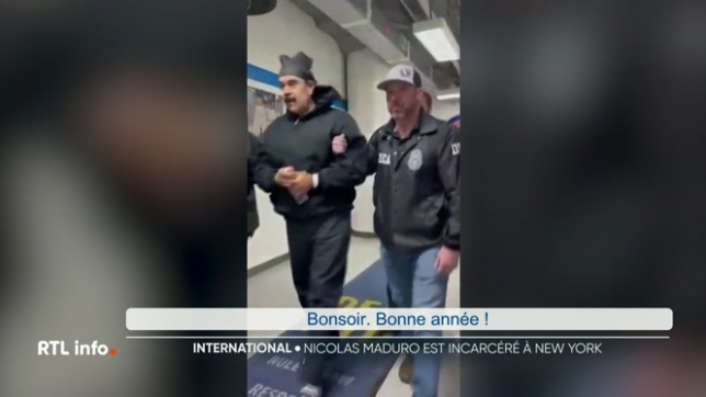 Cette image fera date : Nicolás Maduro, président déchu du Venezuela, apparaît menotté, en sandales, escorté par des agents américains. Capturé puis exfiltré par les États-Unis, il se trouve désormais derrière les barreaux d'une prison de New York.