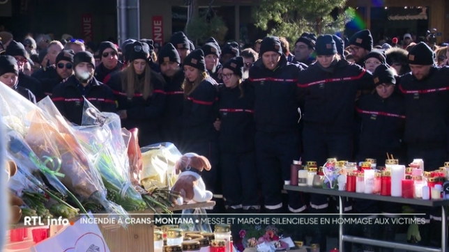 Crans-Montana s'est recueillie dans un profond silence pour honorer ses victimes : une messe suivie d'une marche a conduit la population jusqu'aux abords du lieu du drame, où la douleur s'est exprimée sans un mot, avec une dignité bouleversante.