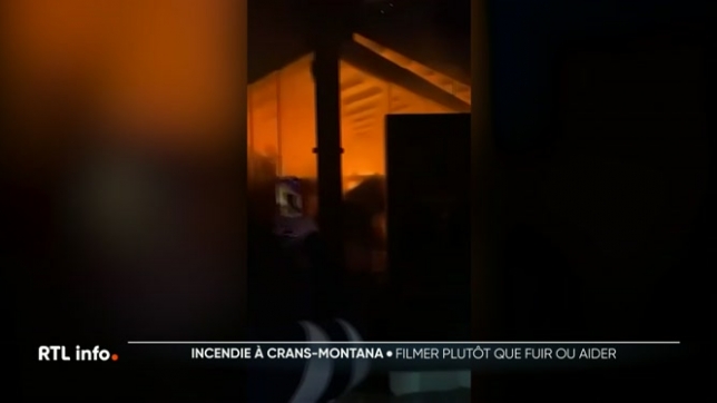 Parmi les nombreuses images de la nuit du drame, certaines ont particulièrement marqué : de nombreux jeunes présents ont sorti leur téléphone plutôt que de fuir.