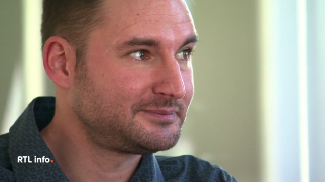 Maxime, 35 ans, grièvement brûlé il y a deux ans, raconte son long combat pour se reconstruire, un témoignage puissant que partage aussi sa mère.