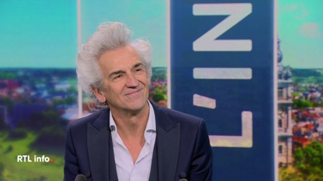 On retrouve en plateau l'humoriste belge Bruno Coppens afin de présenter son nouveau spectacle Ma 9e Symfolie !.