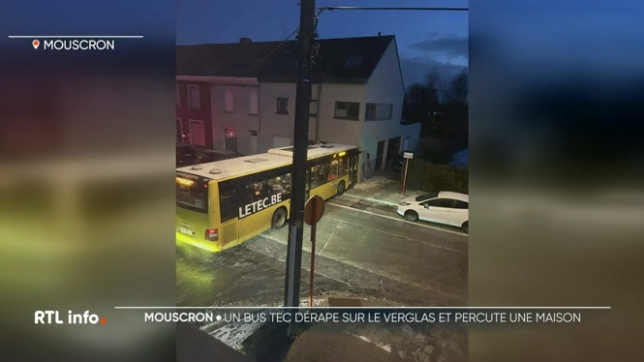 Un bus a glissé sur une plaque de verglas et a attéri dans la façade d'une habitation, à Mouscron. Les passagers, dont plusieurs mineurs, ne sont, heureusement, que légèrement blessés.