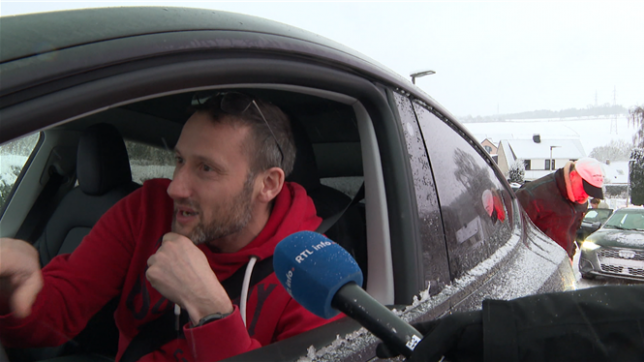 La neige traverse la Belgique d’ouest en est ce lundi. Elle tient au sol en Wallonie, compliquant la circulation et réduisant la visibilité.