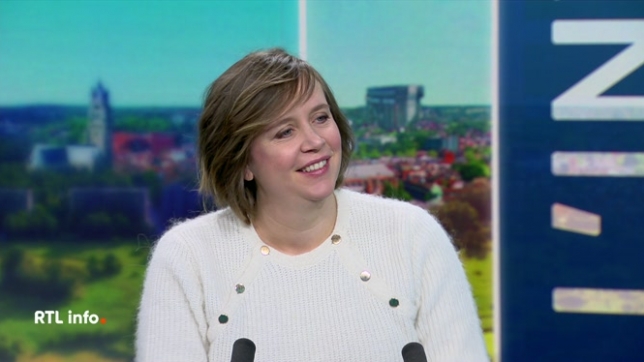 En plateau, l'humoriste Manon Lepomme présente son spectacle Je vais beaucoup mieux, merci !.