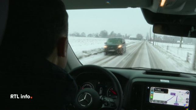 De nouvelles chutes de neige ont touché le pays ce matin, perturbant fortement la circulation. Le TEC a d'ailleurs activé son plan intempéries, tandis que le Hainaut, le Brabant wallon et Bruxelles ont été placés en alerte orange.