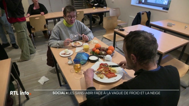 Les périodes de grand froid sont particulièrement éprouvantes pour les personnes sans abri. Dans un centre de jour saturé à Saint-Gilles, Anne et Eric, sexagénaires, racontent leur chute dans la rue et un quotidien de plus en plus difficile, parfois assombri par des pensées sombres.