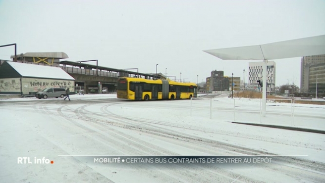 Le Tec Hainaut a indiqué peu après 10h00 que tous les bus des différents dépôts étaient rentrés en raison des conditions de circulation très difficiles. Idem en province de Brabant wallon et dans la région de Liège-Verviers, où le plan intempéries a été réactivé après avoir été levé en matinée.