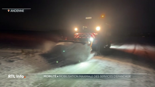 Depuis le milieu de la nuit, les services d'épandage sont sortis pour saler un maximum de routes en guise de prévention, et pour limiter au maximum les conséquences de la neige pour les automobilistes. La neige n'a pas laissé une seconde de répit aux épandeurs.