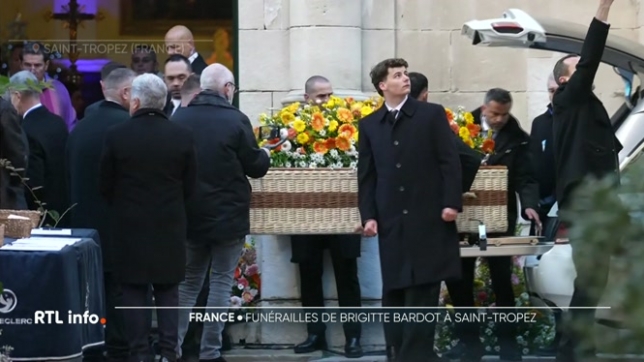Dans le calme et sous un ciel bleu glacial, Saint-Tropez a rendu un dernier hommage à Brigitte Bardot, avec une liste restreinte d'invités, comme l'avait voulu la star planétaire.