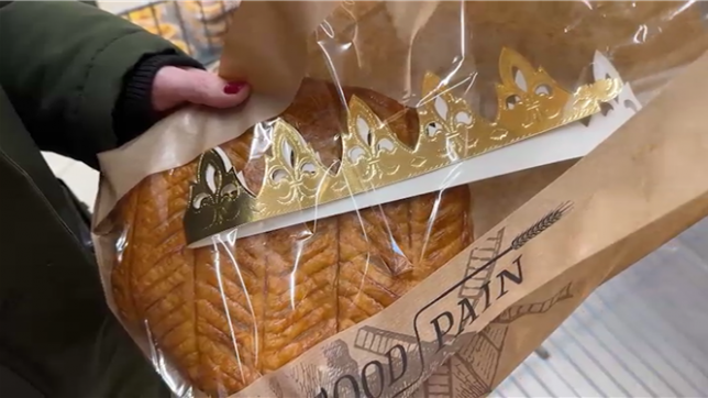 La chaîne de supermarchés Lidl a-t-elle trompé ses clients ? Selon une source en interne, les emballages de galettes des rois auraient été échangés avec des emballages standards pour cacher la présence de rhum dans la préparation. L’entreprise se défend : « C’est une question légale. »