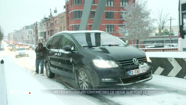 La neige a provoqué pas mal de pagaille dans les transports. Au plus fort de la journée, on a comptabilisé jusqu'à 800 KM de bouchons cumulés, surtout en Flandre. En Wallonie, la plupart des bus TEC ont été contraints de rentrer au dépôt. Retards et annulations aussi dans le transport aérien.