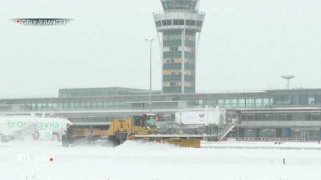 Neige et verglas touchent mercredi matin le nord et l'ouest de la France, un phénomène d'une ampleur rare dans le climat actuel selon Météo-France et qui entraîne d'importantes perturbations sur les routes et dans le transport aérien.