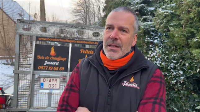 Avec l'hiver qui frappe fort, les commandes de bois affluent chez les vendeurs.