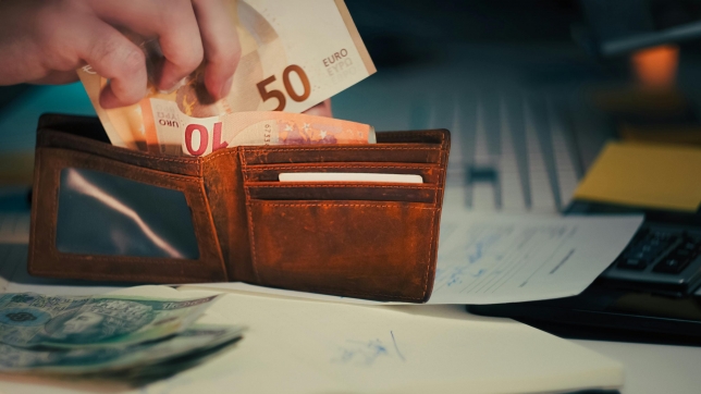 Illu portefeuille argent salaire - jakubzerdzicki.jpg