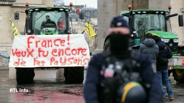 Des agriculteurs français ont bloqué plusieurs sites à Paris ce matin, réunis près de l'Arc de Triomphe. Ils réclament l'abandon du traité Mercosur. La Commission européenne leur propose désormais des compensations pour en limiter l'impact.