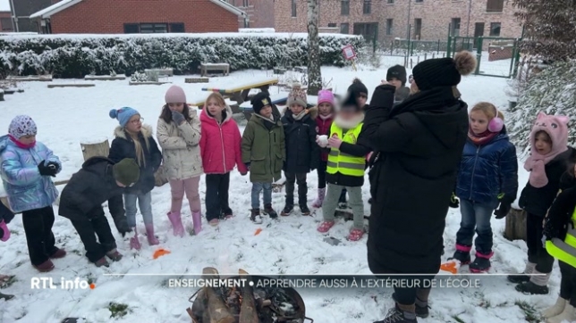 La neige tombée ces derniers jours ravit les enfants, entre batailles et bonhommes de neige. À l'école communale de Nalinne, les élèves de 1ère et 2e primaire ont passé la matinée dehors, comme chaque semaine, quel que soit le temps.