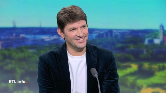 Olivier Schoonejans reçoit Grégory Benchenafi qui rejoint Cyrano De Bergerac, La Comédie Musicale dans le rôle de Cyrano.