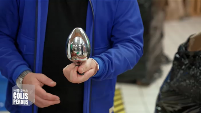 En pleine revente de colis mystère, un couple tombe sur un objet aussi insolite qu'inattendu : un plug anal XXL. De quoi électriser le premier épisode de cette nouvelle émission dédiée aux colis perdus.