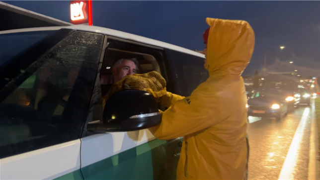Des agriculteurs distribuent des patates aux automobilistes bloqués.