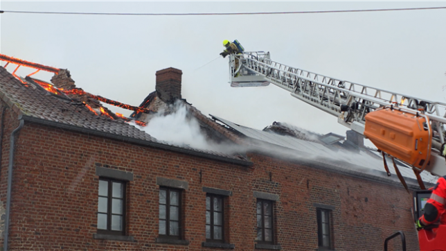 À Ragnies, un incendie qui s’était déclaré dans une habitation s’est répandu dans les maisons mitoyennes à cause du vent. Les conditions météo rendent le travail des pompiers plus compliqués.