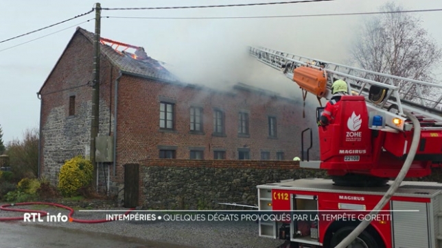 Les vents ont atteint 95 km/h par endroits. Les pompiers ont dû effectuer des dizaines d'interventions, surtout dans le Hainaut et en Flandre, à partir de 4h du matin.