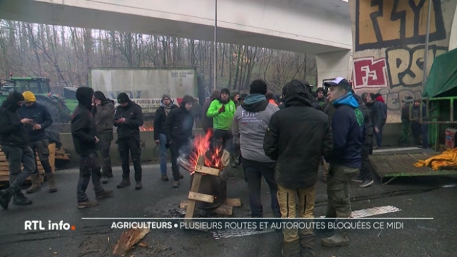 Les agriculteurs bloquent depuis hier soir surtout les grands axes routiers et les autoroutes. Ils protestent contre la prochaine signature du traité entre l'Union Européenne et les pays du Mercosur.