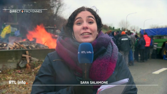 En direct du Hainaut, Sara Salamone explique que les agriculteurs ont organisé des blocages sur les grands axes routiers, et relate leur réaction à l'annonce de la signature prochaine du traité.