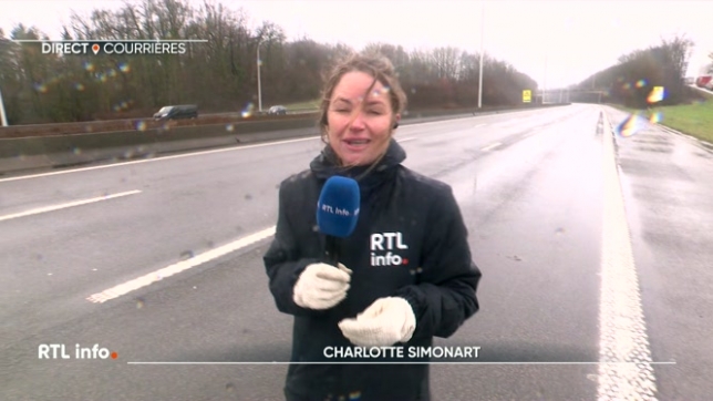 De nombreuses voitures ont été coincées par des dizaines de tracteurs arrêtés au milieu de l'E411, entre Courrière et Wierde, dans les deux sens. Charlotte Simonart fait le point en direct.