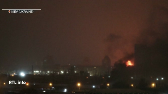 Les frappes russes ont visé des habitations, mais aussi des installations électriques. La moitié des immeubles de Kiev sont privés de chauffage, alors qu'il fait -6°C. La Russie affirme avoir utilisé des missiles supersoniques, pour la première fois.