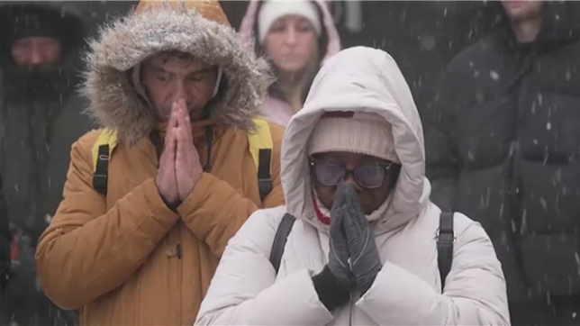 Toute la Suisse est appelée vendredi à rendre hommage aux jeunes victimes de l'incendie de Crans-Montana. Dans le même temps, une cérémonie commémorative se déroule à Martigny, ville située dans la vallée du Rhône, non loin de Crans-Montana.