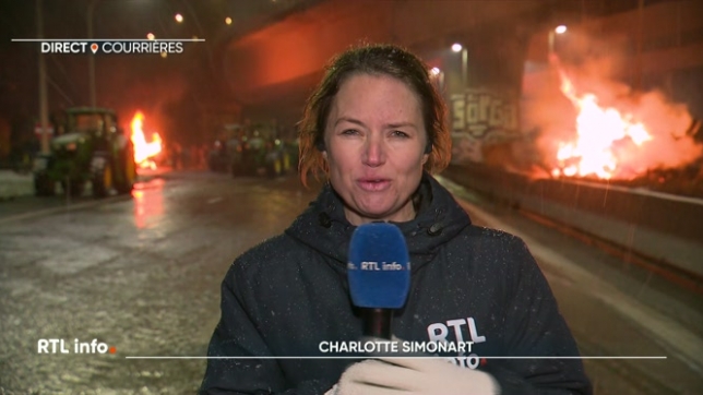 De nombreuses voitures ont été coincées ce matin par des dizaines de tracteurs arrêtés au milieu de l'E411, entre Courrière et Wierde, dans les deux sens. Charlotte Simonart fait le point ce soir.