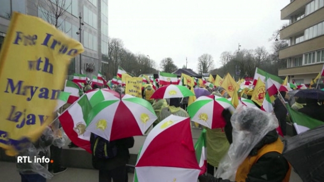 Près de 100 personnes ont manifesté à proximité des institutions européennes cet après-midi. Les Iraniens n'ont plus peur du régime et demandent à la communauté internationale de reconnaître et soutenir le peuple iranien.