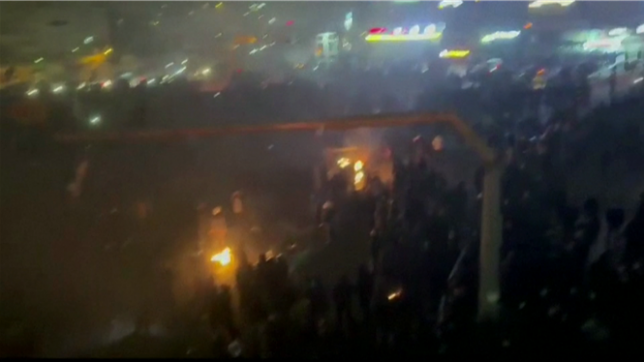 Des images publiées sur les réseaux sociaux le 9 janvier 2026 montrent des manifestants défilant à Téhéran, alors que les autorités maintiennent une coupure d'Internet dans le cadre d'une répression qui a fait des dizaines de morts. Des manifestations ont eu lieu dans tout l'Iran depuis 13 jours, dans le cadre d'un mouvement déclenché par la colère suscitée par la hausse du coût de la vie et qui se caractérise désormais par des appels à la fin du système clérical qui dirige l'Iran depuis la révolution islamique de 1979, qui a renversé le shah pro-occidental.