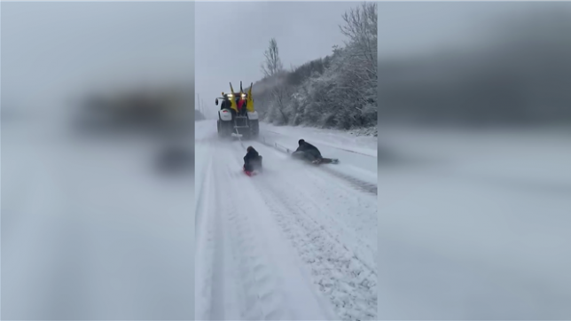 Alors que la Belgique se réveille sous un manteau blanc, une scène surréaliste a été capturée ce samedi matin sur l’autoroute E411. Profitant de la paralysie du trafic, des agriculteurs ont transformé le bitume enneigé en piste de sport d’hiver.