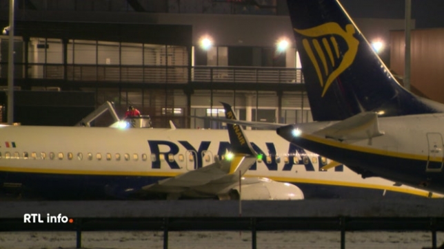 À l'aéroport de Charleroi, une quinzaine de vols ont été retardés, au départ comme à l'arrivée. La piste avait bien été dégagée, mais les opérations de dégivrage des avions ont provoqué ces perturbations. À Brussels Airport, en revanche, la situation est restée proche de la normale.