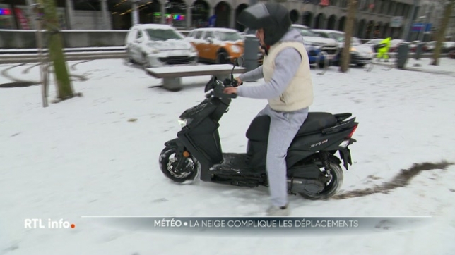 La neige et le froid ont à nouveau sérieusement compliqué la circulation ce matin, notamment dans l'Est du pays, à Liège par exemple, où les déplacements ont parfois été difficiles, quel que soit le mode de transport.